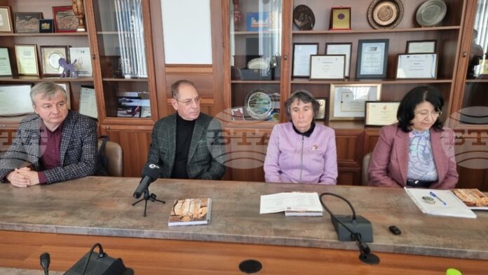 Поетесата Мирела Иванова е номинирана за Националната награда за литература "Пеньо Пенев", българистът Дьорд Сонди - за Международната