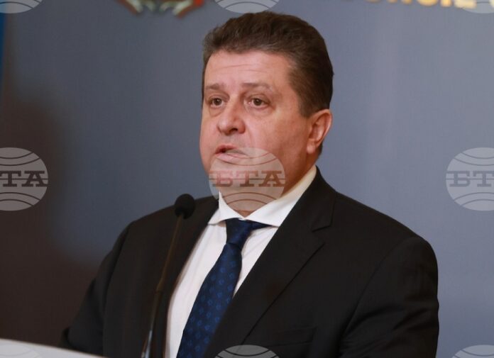 Председателят на КФН Васил Големански ще обсъди темата за финансовата Председателят на КФН Васил Големански ще обсъди темата за финансовата грамотност с ученици от Първа английска езикова гимназия в София