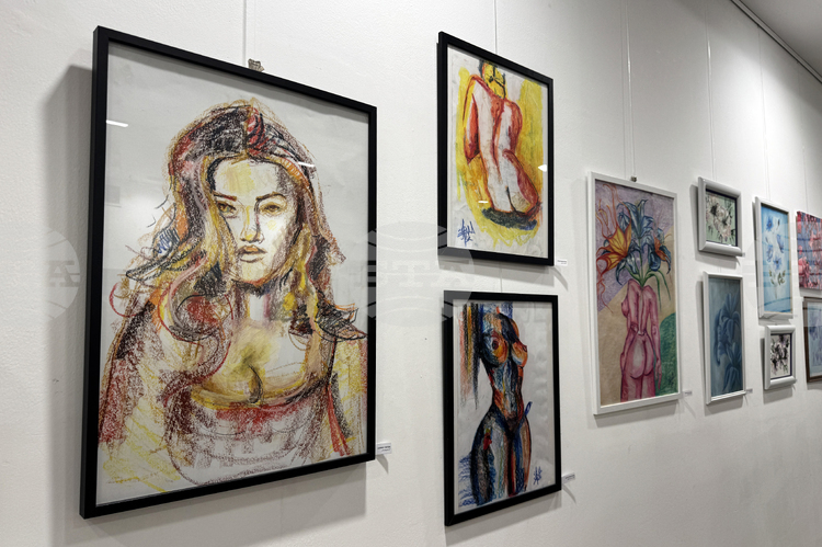 Произведения на дами творци от Казанлък са показани в зала „Иван Милев" в традиционната изложба „Женското начало"