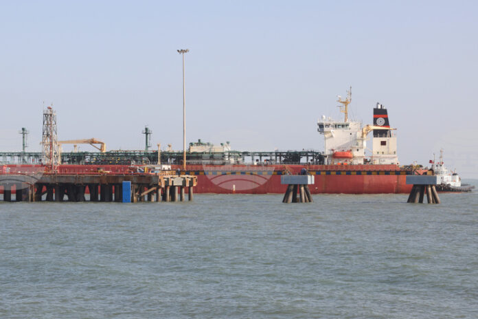 ПТИ: Танкерът "Джаг Васант", превозващ 47,000 тона пропан-бутан от Кувейт, ПТИ: Танкерът "Джаг Васант", превозващ 47,000 тона пропан-бутан от Кувейт, акостира на индийското пристанище "Вадинар"