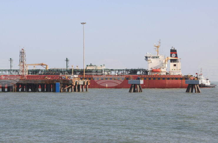 ПТИ: Танкерът "Джаг Васант", превозващ 47,000 тона пропан-бутан от Кувейт, акостира на индийското пристанище "Вадинар"