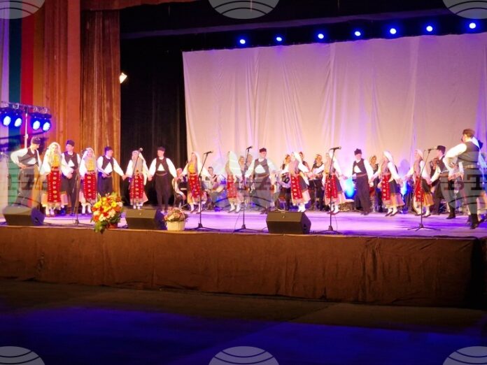 Публиката във Велико Търново аплодира спектакъла на Държавния фолклорен ансамбъл „Филип Кутев“, създаден по случай 75-ата му годишнина