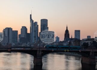 Гледка към финансовия квартал на Франкфурт на Майн