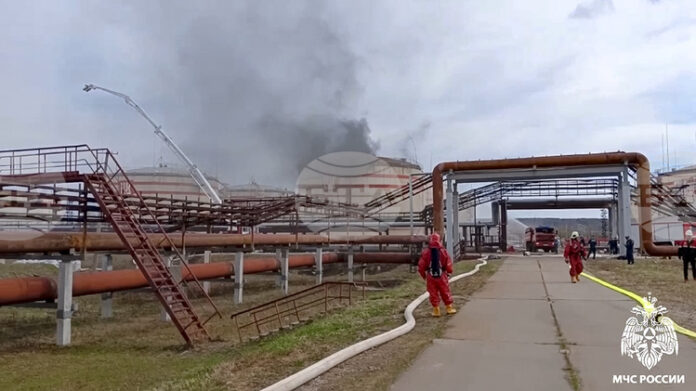 Ройтерс: Петролната рафинерия в руския град Кириши - една от Ройтерс: Петролната рафинерия в руския град Кириши - една от най-големите в страната, е преустановила работа след украински удари с дронове