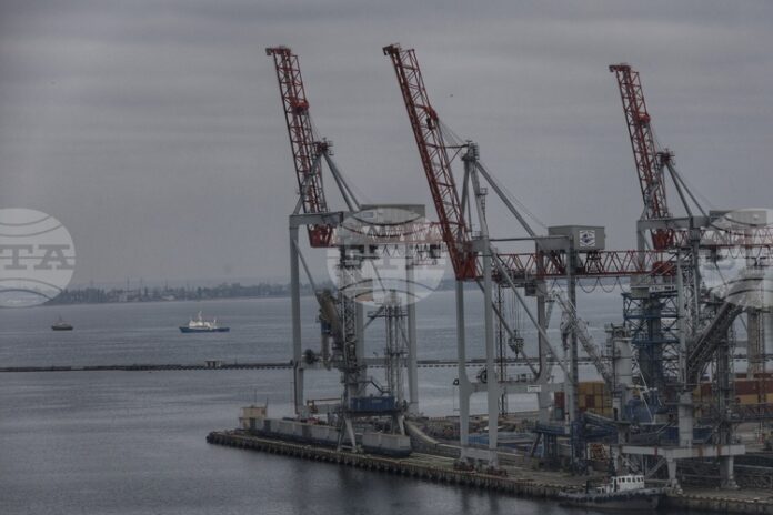 Руските сили атакуваха с дронове пристанищна инфраструктура в украинската Одеска област, обяви областният управител