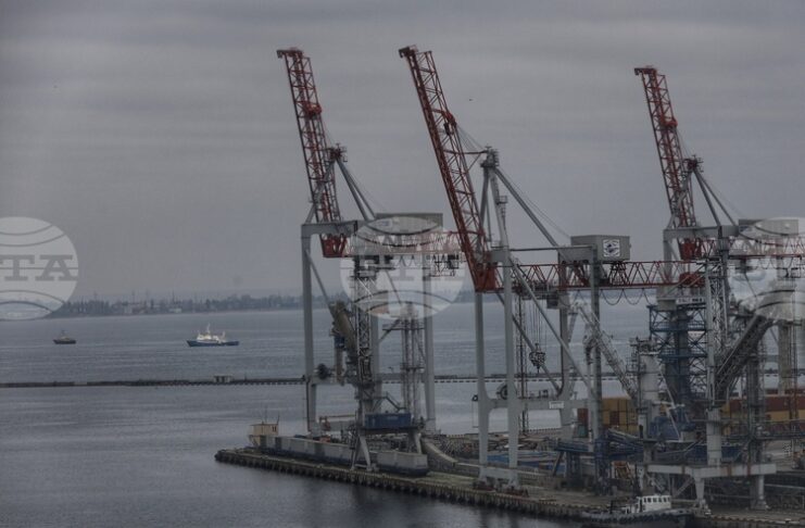 Руските сили атакуваха с дронове пристанищна инфраструктура в украинската Одеска област, обяви областният управител