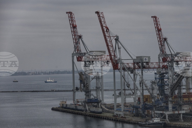 Руските сили атакуваха с дронове пристанищна инфраструктура в украинската Одеска област, обяви областният управител