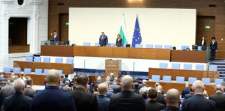 С едноминутно мълчание в памет на депутата от „Възраждане“ Славчо Крумов започна днешното пленарно заседание