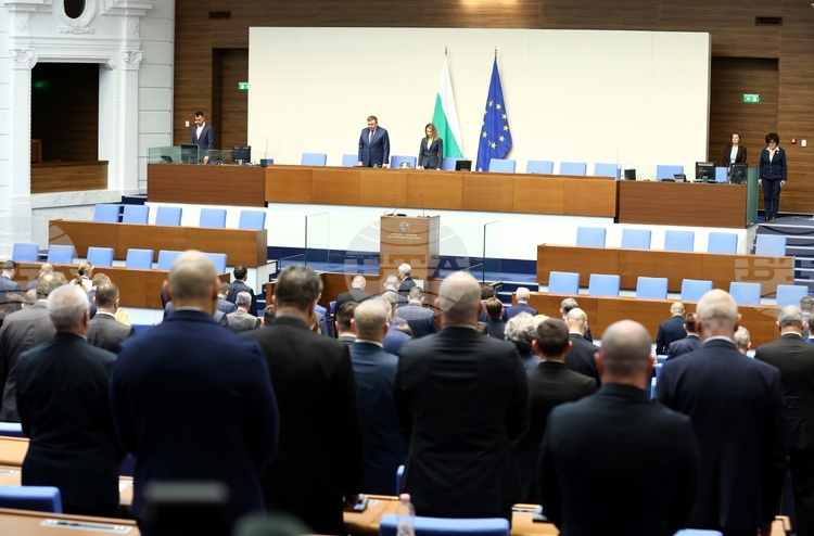 С едноминутно мълчание в памет на депутата от „Възраждане“ Славчо Крумов започна днешното пленарно заседание