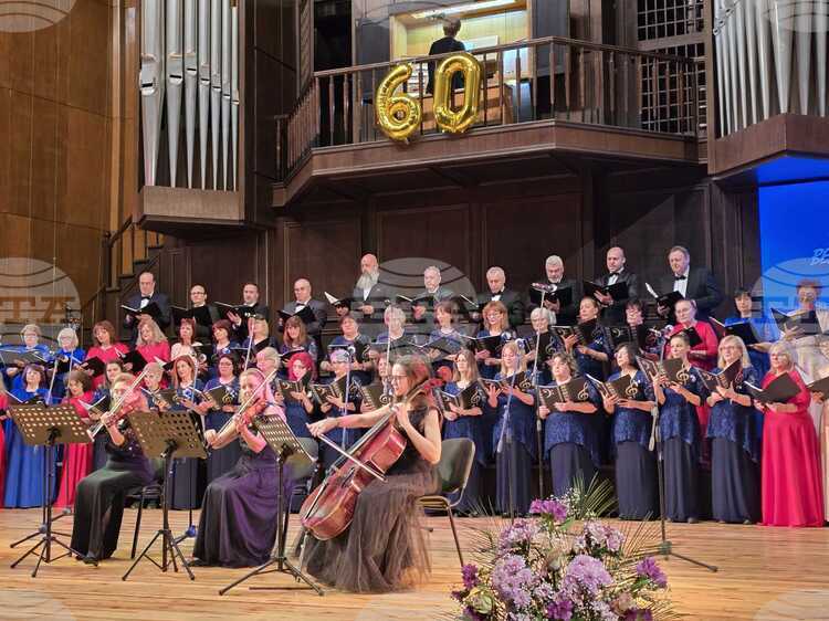 С концерт-спектакъл Хорът на учителките в Добрич отбеляза 60 години от създаването си