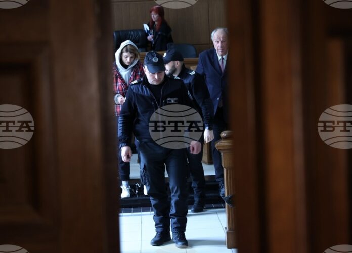 Съдът остави в ареста 39-годишната жена, намушкала с нож четирима души в София