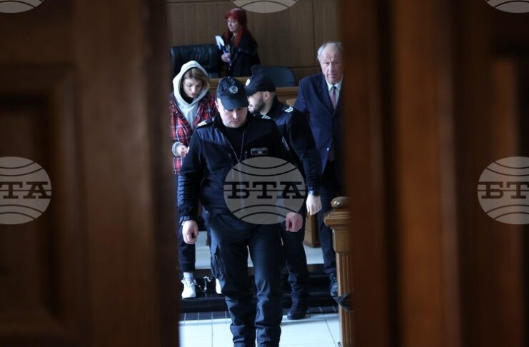 Съдът остави в ареста 39-годишната жена, намушкала с нож четирима души в София