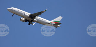 Самолет на "България Еър" лети към Оман, за да прибере български туристи