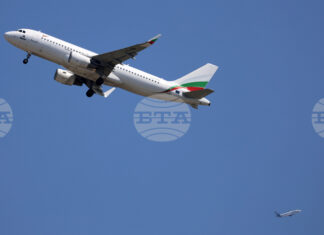 Самолет на "България Еър" лети към Оман, за да прибере български туристи