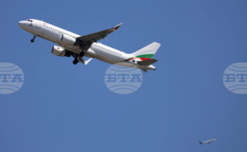 Самолет на "България Еър" лети към Оман, за да прибере български туристи