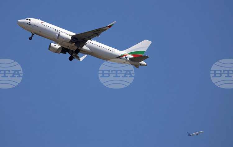 Самолет на "България Еър" лети към Оман, за да прибере български туристи