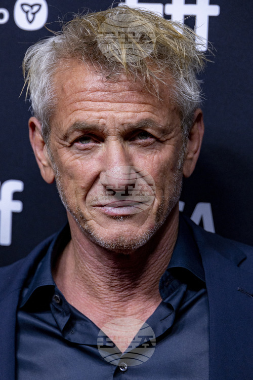 Шон Пен получи „железен Оскар“ по време на посещението си в Украйна