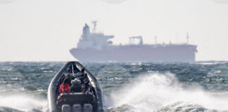 Шведски съд разпореди руският капитан на танкер, задържан в Балтийско море, да остане в ареста