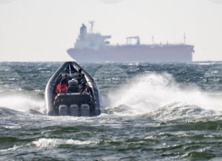Шведски съд разпореди руският капитан на танкер, задържан в Балтийско море, да остане в ареста