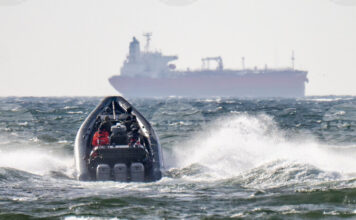 Шведски съд разпореди руският капитан на танкер, задържан в Балтийско море, да остане в ареста