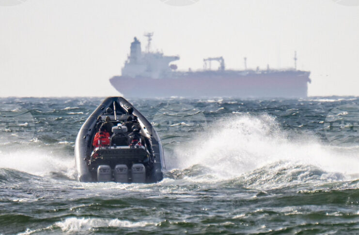 Шведски съд разпореди руският капитан на танкер, задържан в Балтийско море, да остане в ареста