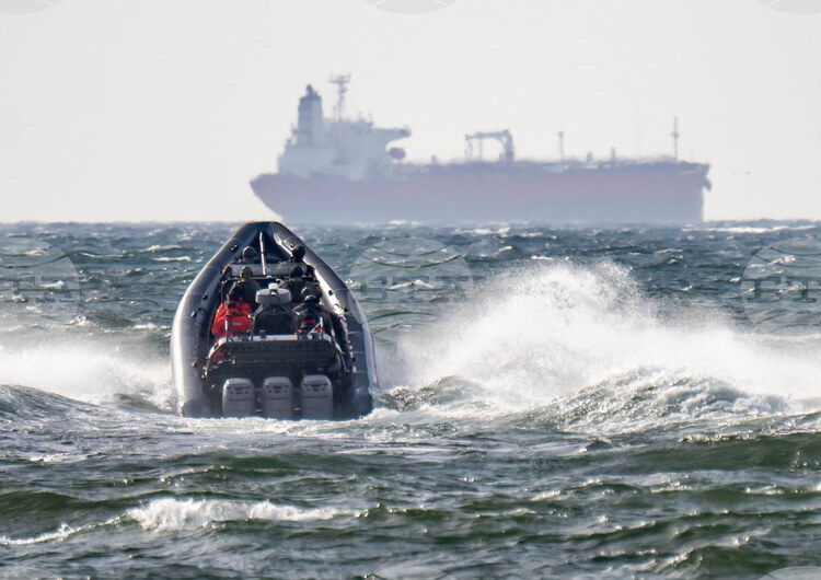 Шведски съд разпореди руският капитан на танкер, задържан в Балтийско море, да остане в ареста