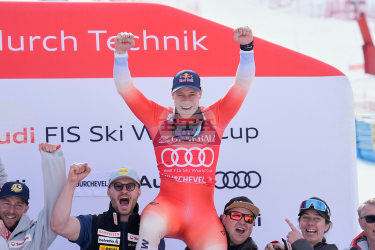 Швейцарският скиор Мaрко Oдермат предсрочно спечели петата си Световна купа в алпийските дисциплини, след като завърши 3-и в спускането в Куршевел