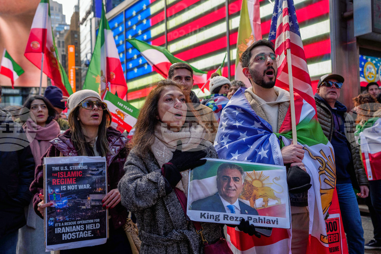 Смъртта на аятолах Хаменей "не означава автоматично край на системата", каза пред АФП вдовицата на последния ирански шах