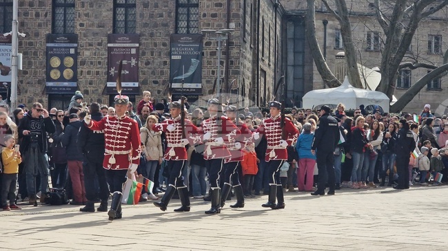 Тържествена смяна на караула се състоя пред сградата на Администрацията на президента по случай 148-годишнината от Освобождението.