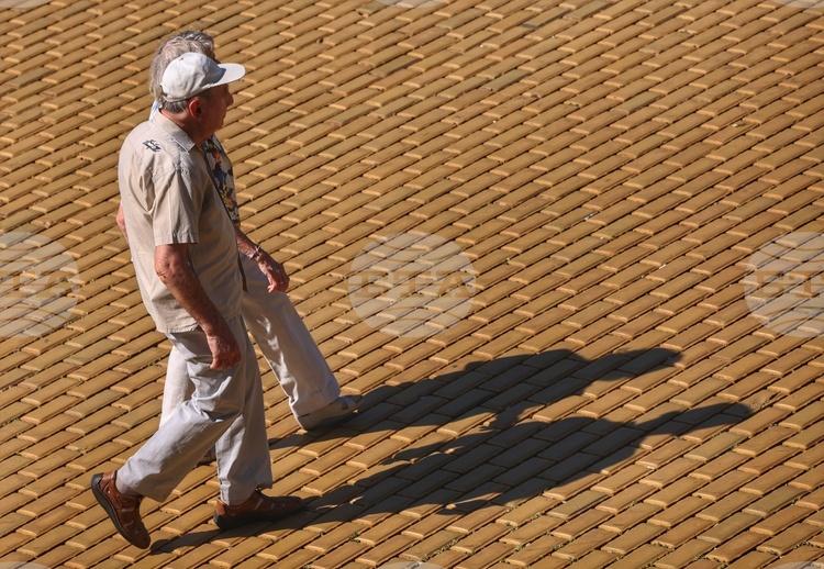 Средният месечен размер на пенсията за 2025 г. заедно с т.нар. великденска и коледна добавки е 976,90 лв.