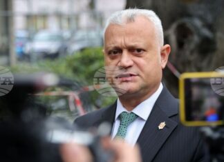 Сумите за купуване на гласове варират в различните части на страната, коментира в Бургас служебният министър Емил Дечев Сумите за купуване на гласове варират в различните части на страната, коментира в Бургас служебният министър Емил Дечев