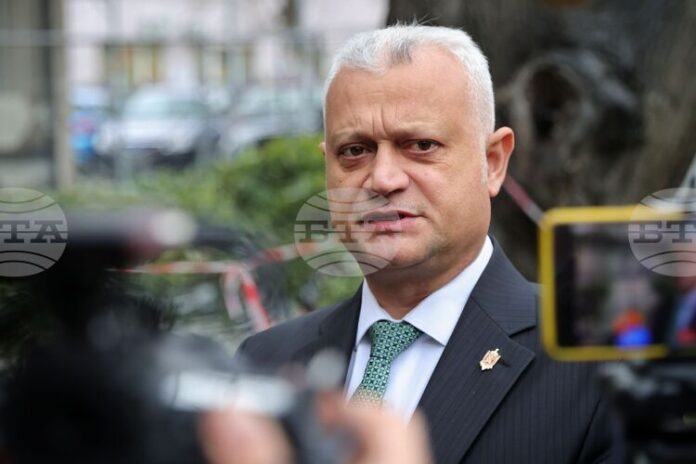 Сумите за купуване на гласове варират в различните части на страната, коментира в Бургас служебният министър Емил Дечев