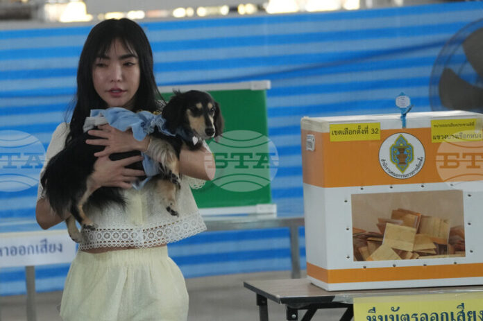 Тайландският Конституционен съд прие иск, оспорващ законността на избирателните бюлетини, съобщават местни медии