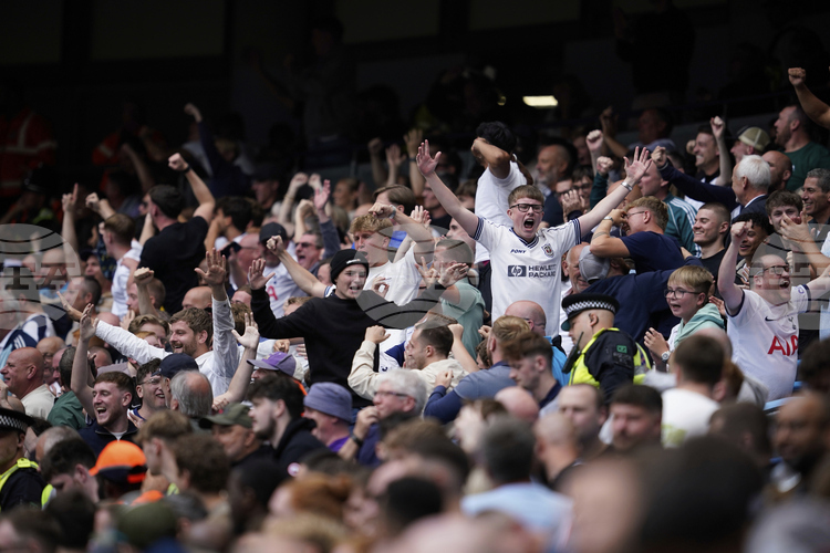 Тотнъм наказа трима привърженици за това, че са отправяли нацистки поздрави на мач от Шампионската лига в Германия през януари