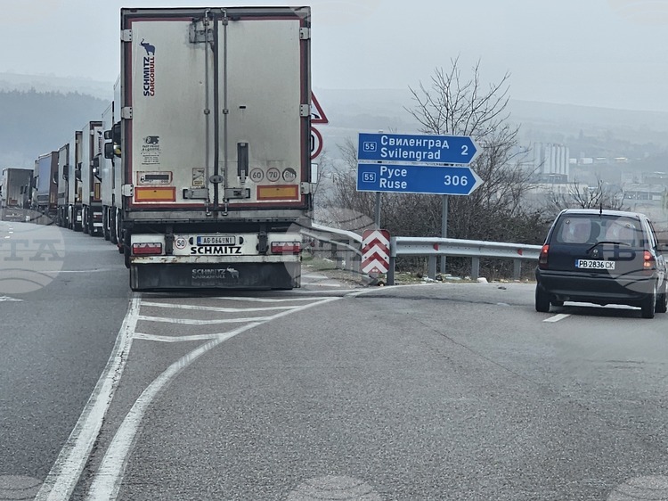 Трафикът е интензивен на изход за товарни автомобили на "Капитан Андреево"