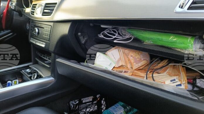 Трима души са задържани при специализирана полицейска операция в община Бяла Слатина