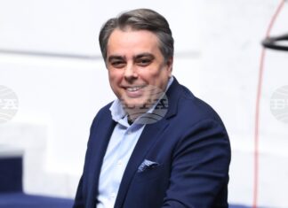 Трябва да се възстанови таванът на цената на електроенергията за бизнеса, посочи председателят на „Продължаваме промяната“ Асен Василев