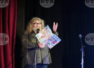 В Куклен театър – Ямбол беше представен сборникът с детски коледни пиеси на режисьора Ангел Попов