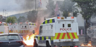 В отвлечена кола, откарана до полицейско управление в Северна Ирландия, е имало самоделна бомба, съобщи полицията