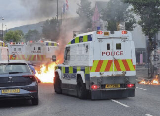В отвлечена кола, откарана до полицейско управление в Северна Ирландия, е имало самоделна бомба, съобщи полицията