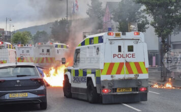 В отвлечена кола, откарана до полицейско управление в Северна Ирландия, е имало самоделна бомба, съобщи полицията В отвлечена кола, откарана до полицейско управление в Северна Ирландия, е имало самоделна бомба, съобщи полицията