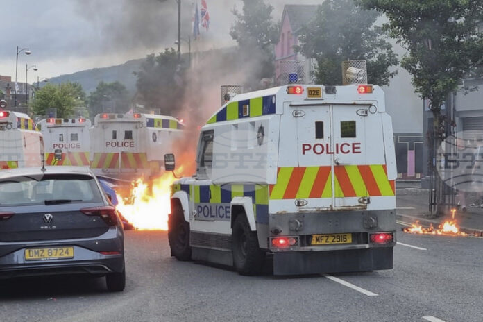 В отвлечена кола, откарана до полицейско управление в Северна Ирландия, е имало самоделна бомба, съобщи полицията