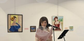 В Самоков маникюристката Илиана Пенева подреди благотворителна изложба с творби, създадени с техники и материали от маникюра