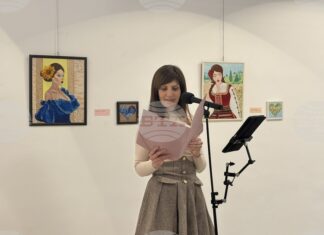 В Самоков маникюристката Илиана Пенева подреди благотворителна изложба с творби, създадени с техники и материали от маникюра