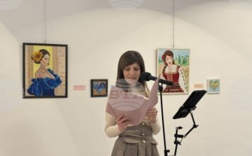 В Самоков маникюристката Илиана Пенева подреди благотворителна изложба с творби, създадени с техники и материали от маникюра