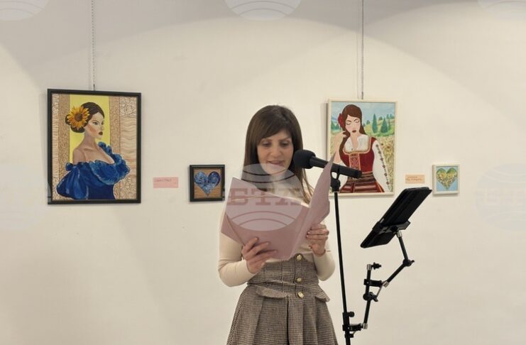 В Самоков маникюристката Илиана Пенева подреди благотворителна изложба с творби, създадени с техники и материали от маникюра