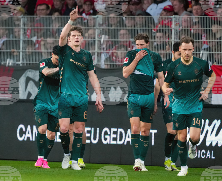 Вердер Бремен се измъкна от зоната на изпадащите от Бундеслигата след обрат срещу десетима от Унион Берлин