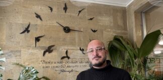 Визуалният артист и илюстратор Георги Гечев показва в изложба в Казанлък процеса по създаването на комикси