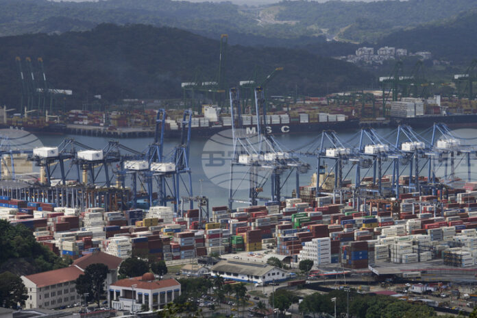 Войната в Иран и растящите разходи за гориво могат да увеличат трафика през Панамския канал, смята ръководителят на компанията оператор на водния път