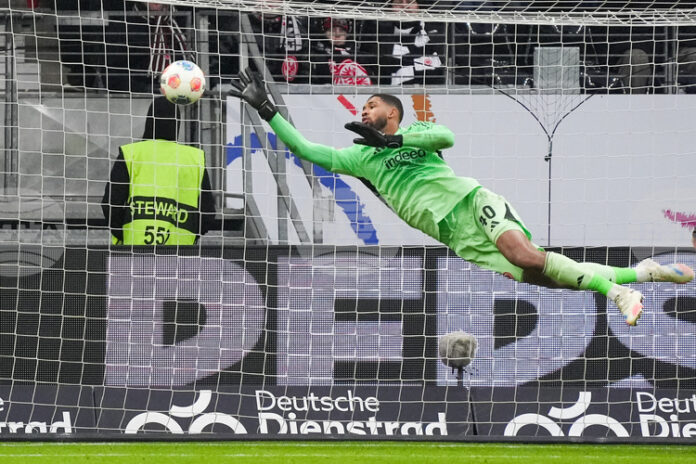 Вратарят на Айнтрахт Франкфурт Кауа Сантос. ще отсъства от терена няколко седмици заради контузия